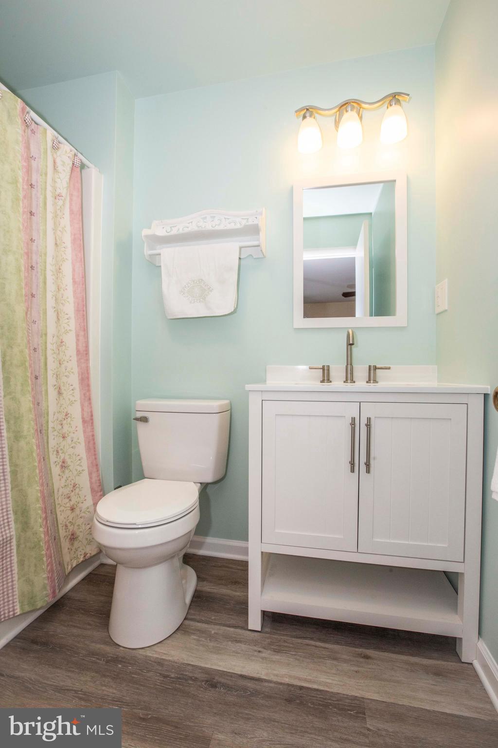 39 Tee Circle Reading, PA 19607 - Photo 21 of 33 Full master bathroom connected to master bedroom.