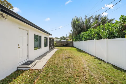 a view of a house with a backyard