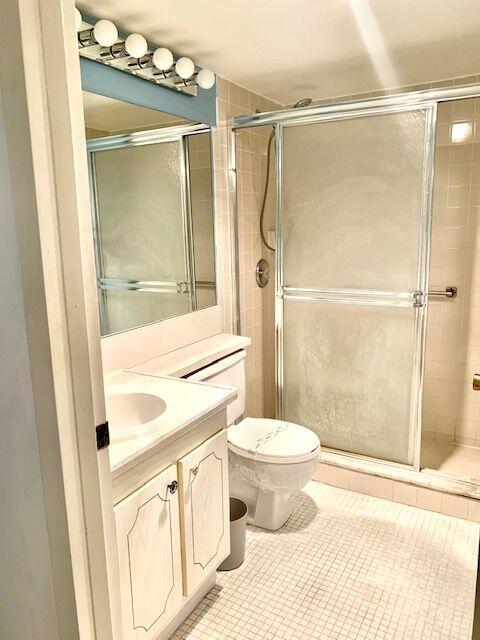 139 Dorset D Boca Raton, FL 33434 - Photo 7 of 21 Main Bathroom w/Shower