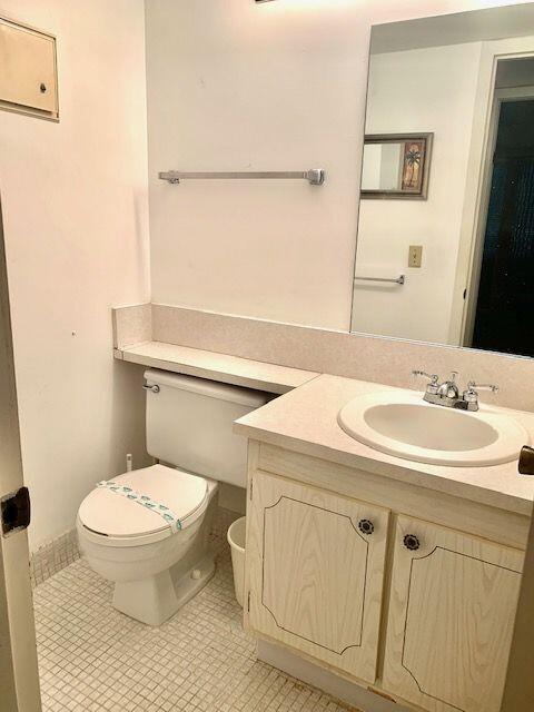 139 Dorset D Boca Raton, FL 33434 - Photo 9 of 21 1/2 Bathroom