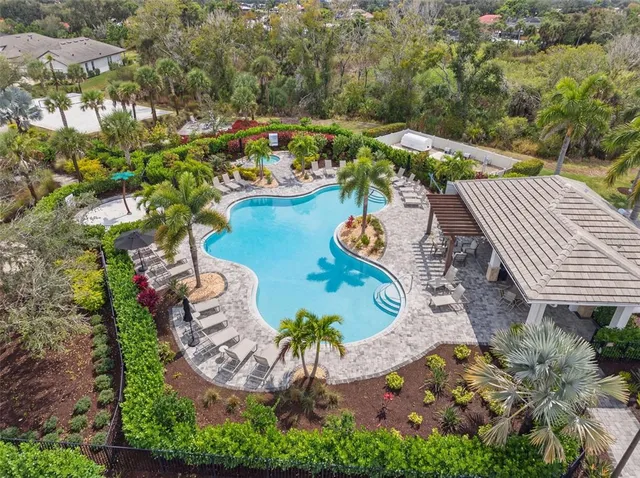 a view of a house with backyard