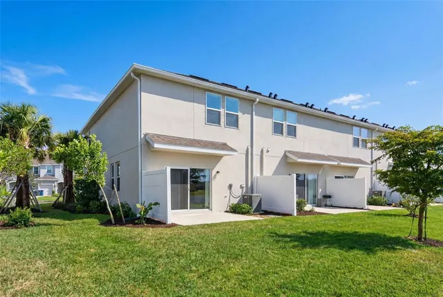 a view of a yard in front of house