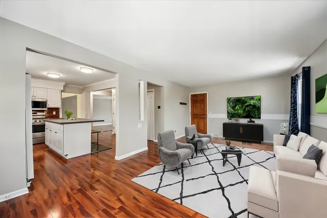 $474,900 | 922 Dearborn Circle, Carol Stream, IL 60188