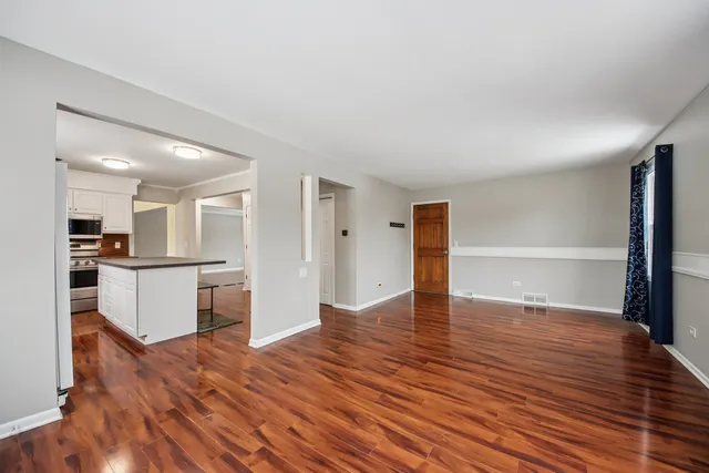 $474,900 | 922 Dearborn Circle, Carol Stream, IL 60188