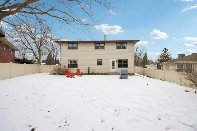 $474,900 | 922 Dearborn Circle, Carol Stream, IL 60188