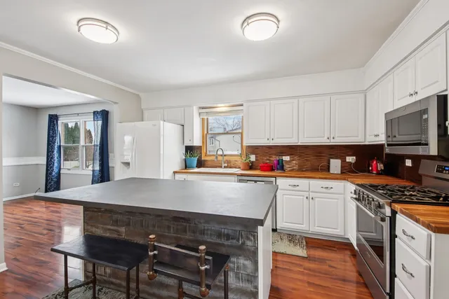 $474,900 | 922 Dearborn Circle, Carol Stream, IL 60188