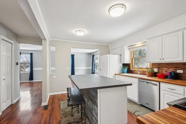 $474,900 | 922 Dearborn Circle, Carol Stream, IL 60188