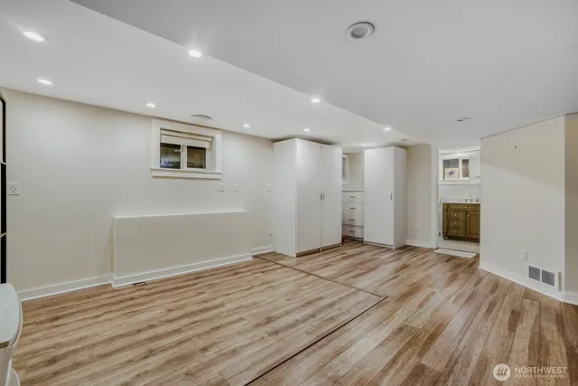 $4,800 | 3246 West Viewmont Way West, Seattle, WA 98199