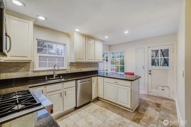 $4,800 | 3246 West Viewmont Way West, Seattle, WA 98199