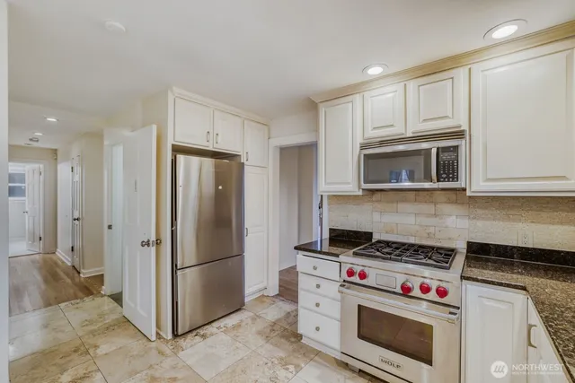 $4,800 | 3246 West Viewmont Way West, Seattle, WA 98199