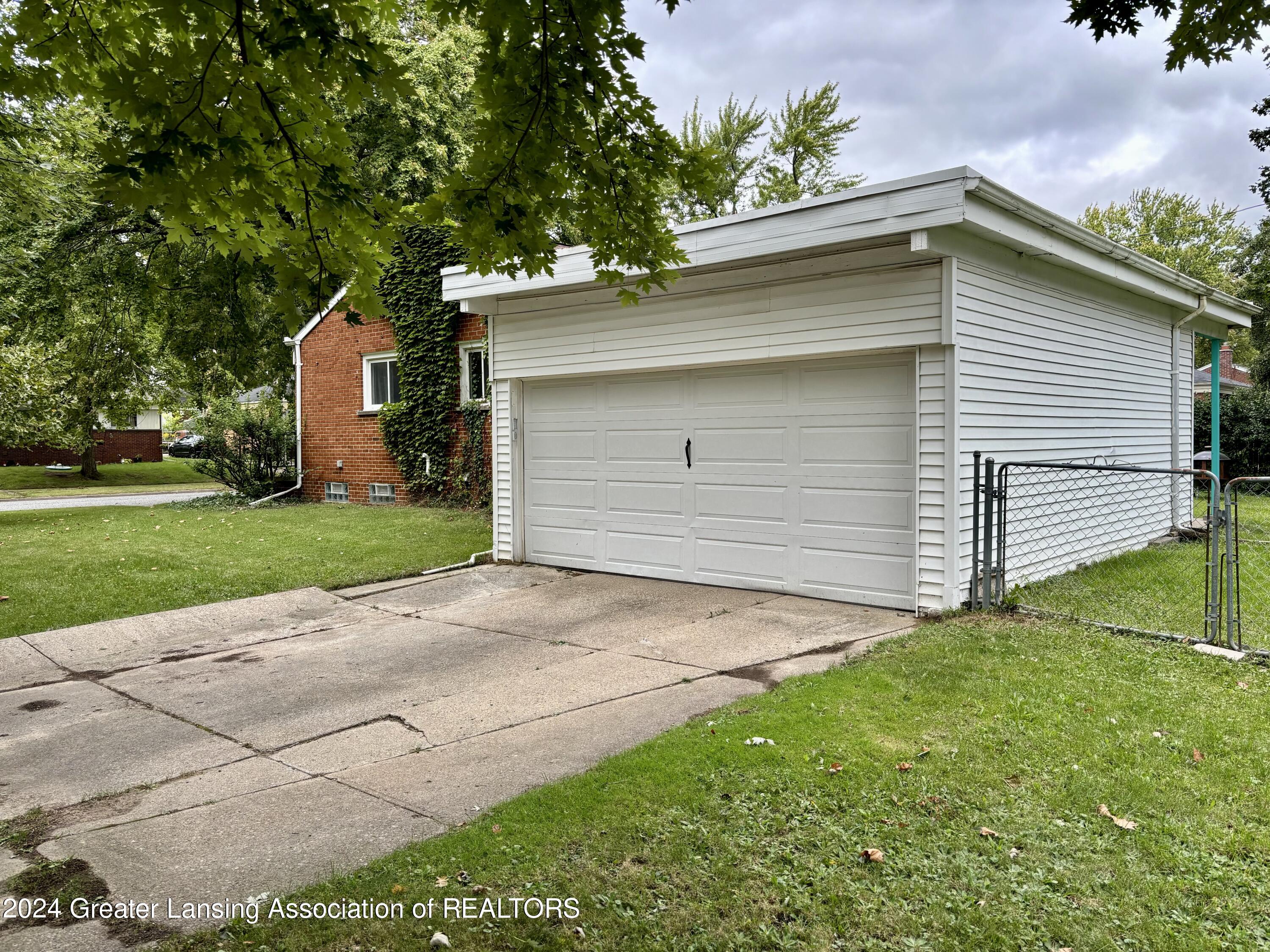 2304 Barstow Road Lansing, MI 48906 - Photo 19 of 22 IMG_0294
