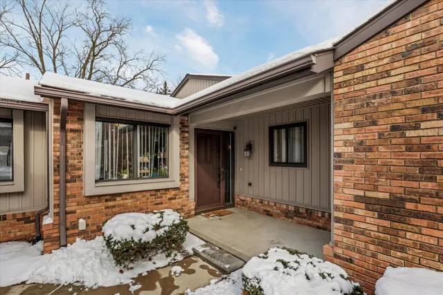 $345,000 | 4644 Laurel Club Circle, West Bloomfield, MI 48323