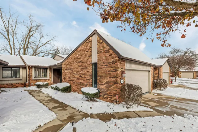 $345,000 | 4644 Laurel Club Circle, West Bloomfield, MI 48323