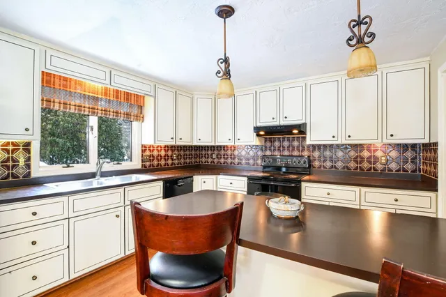 $1,189,000 | 129 Colonial Way, Falmouth, MA 02540