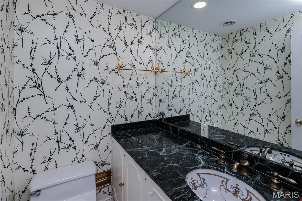 710 South Hanley Road, Unit 18A Clayton, MO 63105 - Photo 13 of 23 Gallery Image 13