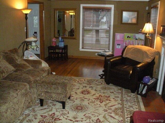 442 Moran Road Grosse Pointe, MI 48236 - Photo 5 of 21 Living Room