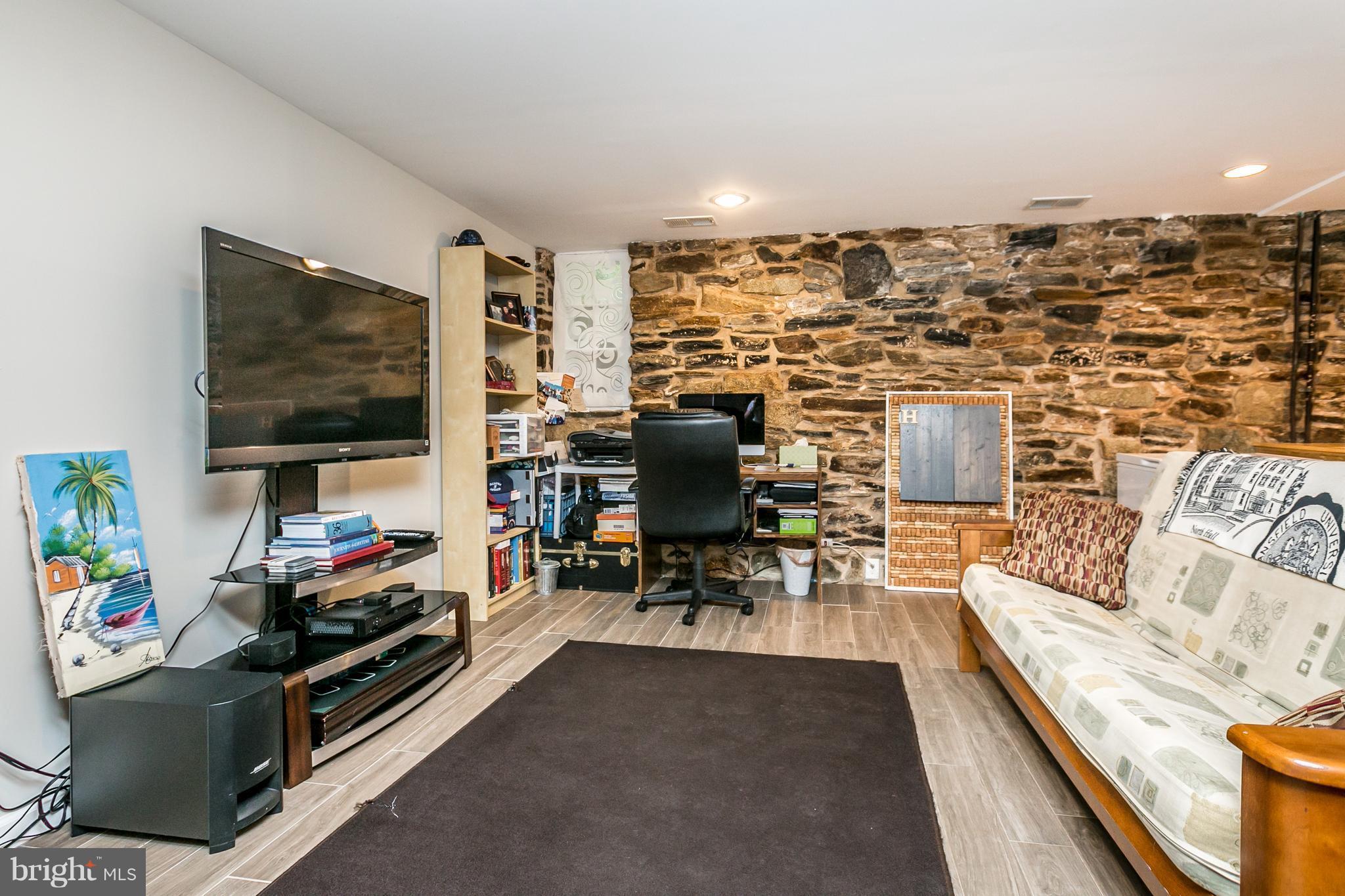215 Dumbarton Road Baltimore, MD 21212 - Photo 23 of 30 a living room with furniture and a flat screen tv