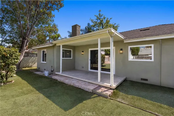 a view of a house with backyard and porch