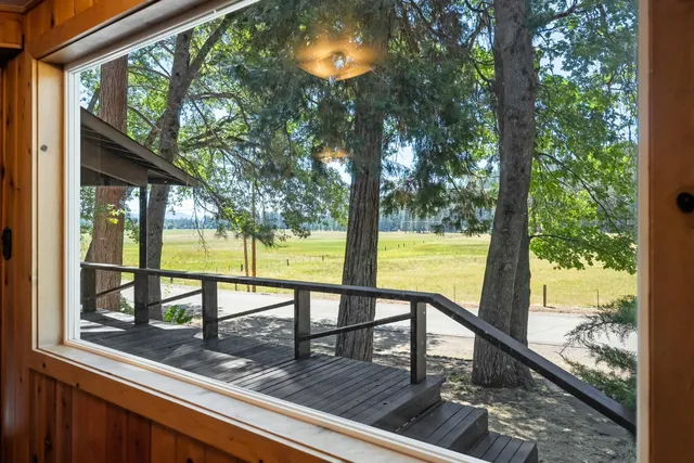 $805,000 | 1901 Wyehka Way, Mount Shasta, CA 96067