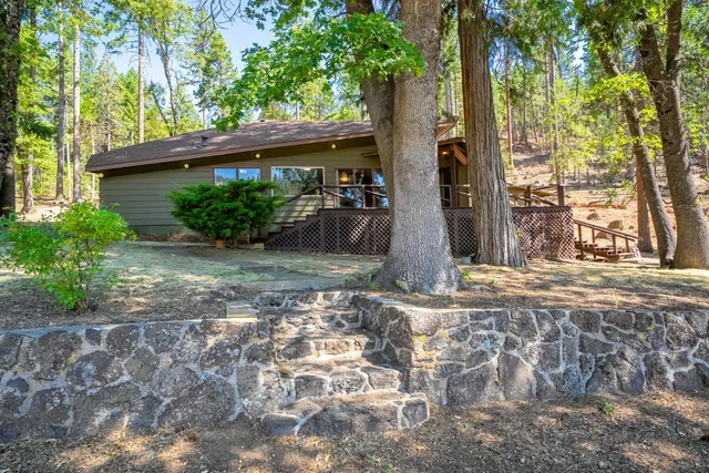 $805,000 | 1901 Wyehka Way, Mount Shasta, CA 96067