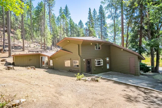$805,000 | 1901 Wyehka Way, Mount Shasta, CA 96067
