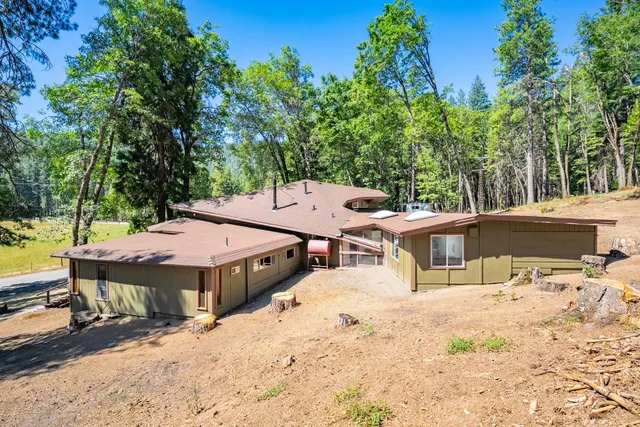 $805,000 | 1901 Wyehka Way, Mount Shasta, CA 96067