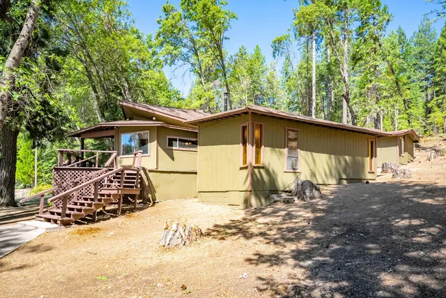 $805,000 | 1901 Wyehka Way, Mount Shasta, CA 96067