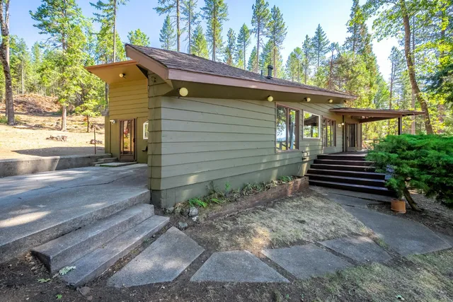 $805,000 | 1901 Wyehka Way, Mount Shasta, CA 96067