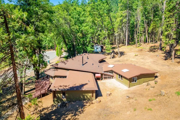 $805,000 | 1901 Wyehka Way, Mount Shasta, CA 96067