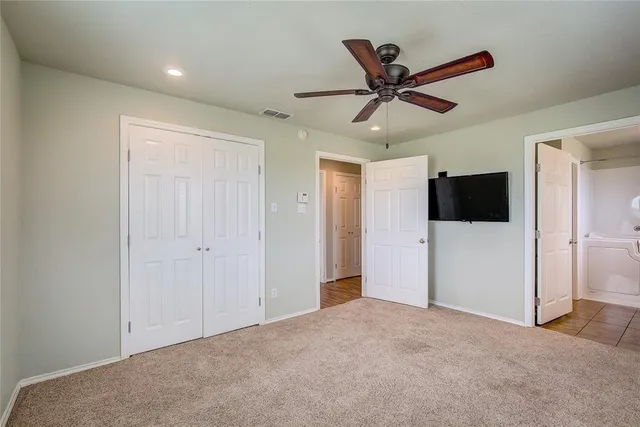 a view of a livingroom with a ceiling fan & a ceiling fan