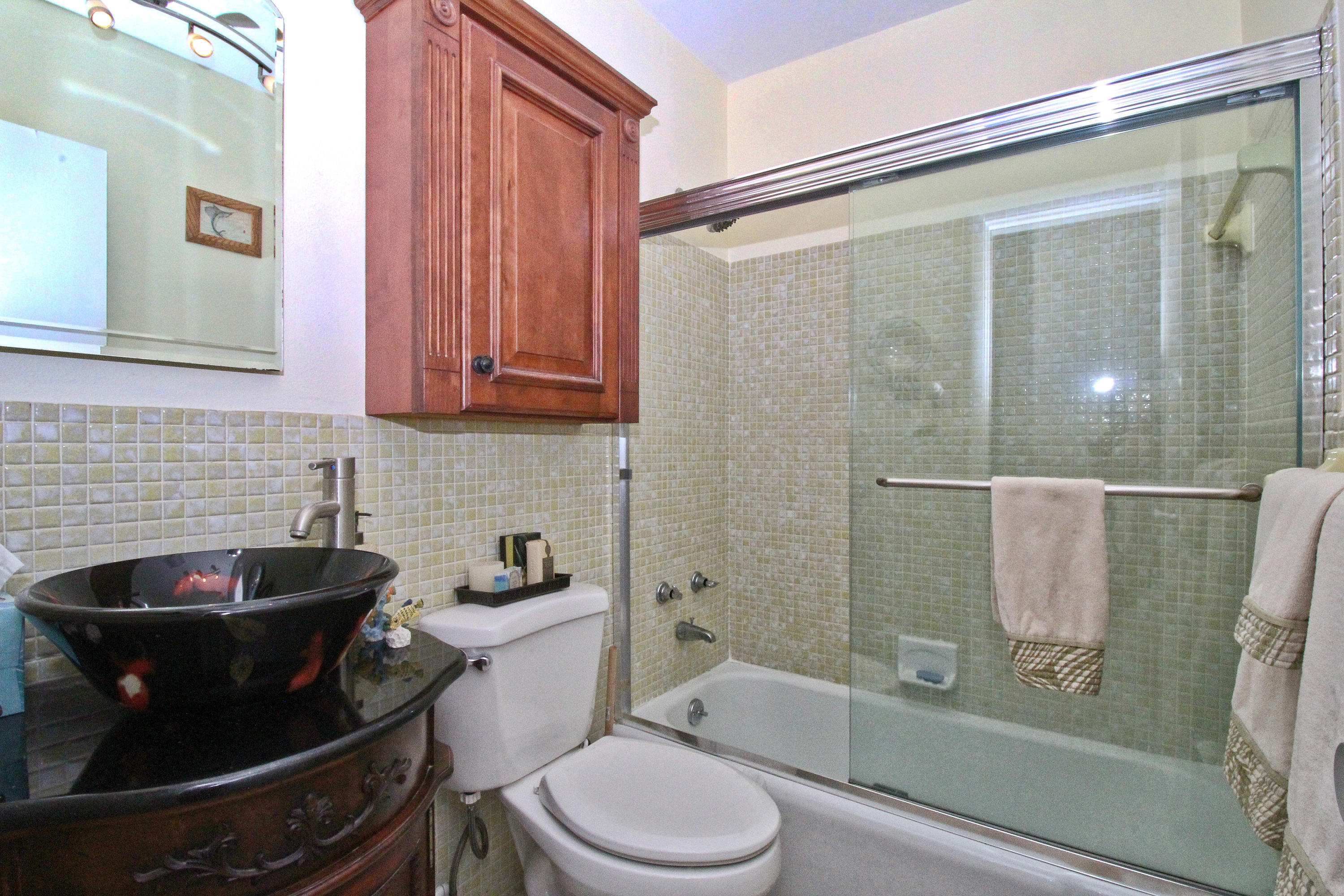558 Sombrero Beach Road Marathon, FL 33050 - Photo 31 of 55 Guest Bathroom