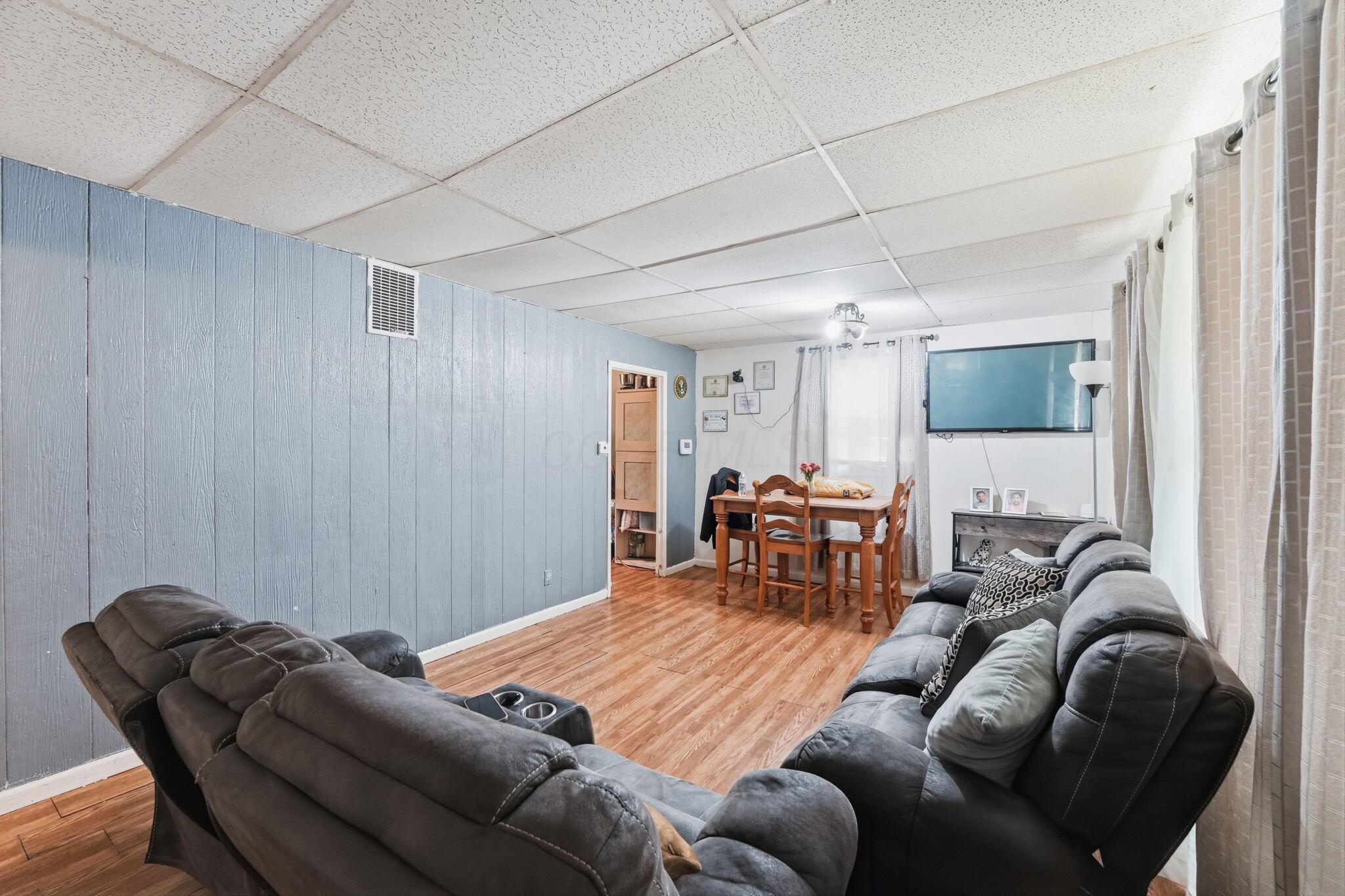 1057 South Hampton Road Columbus, OH 43227 - Photo 3 of 14 3-web-or-mls-1057-s-hampton-rd