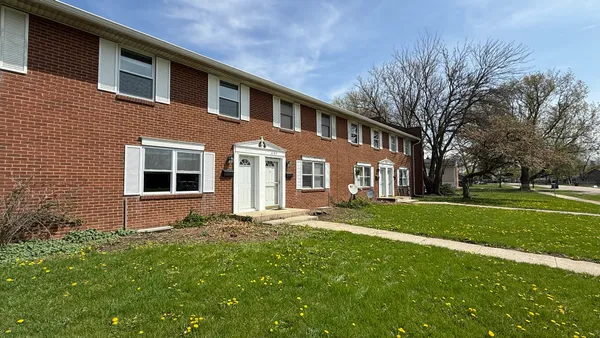 $249,500 | 691 Old Indian Trail, Aurora, IL 60506