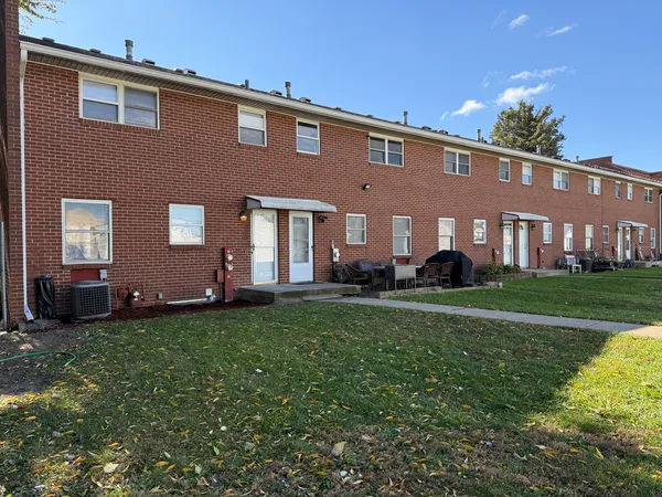 $249,500 | 691 Old Indian Trail, Aurora, IL 60506