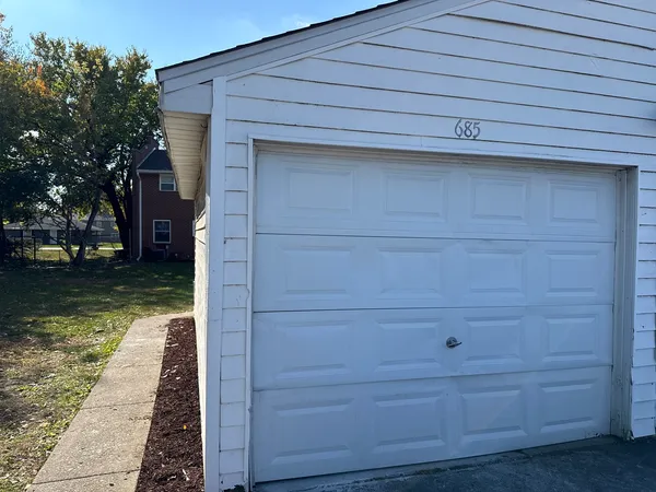 $249,500 | 691 Old Indian Trail, Aurora, IL 60506