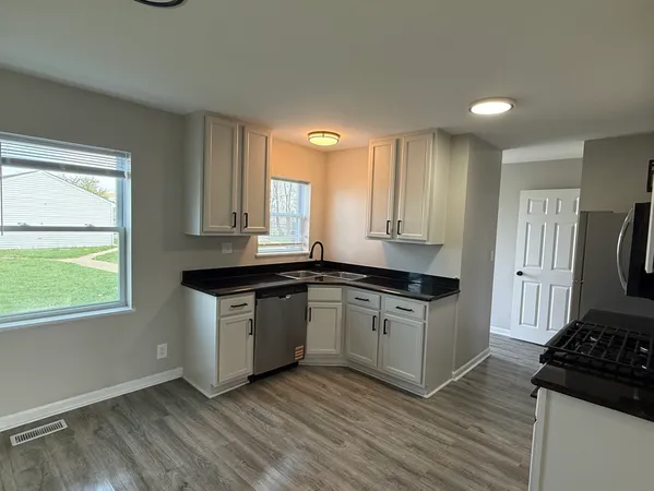 $249,500 | 691 Old Indian Trail, Aurora, IL 60506