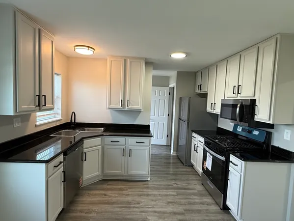 $249,500 | 691 Old Indian Trail, Aurora, IL 60506