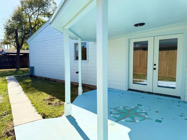 a view of house with backyard