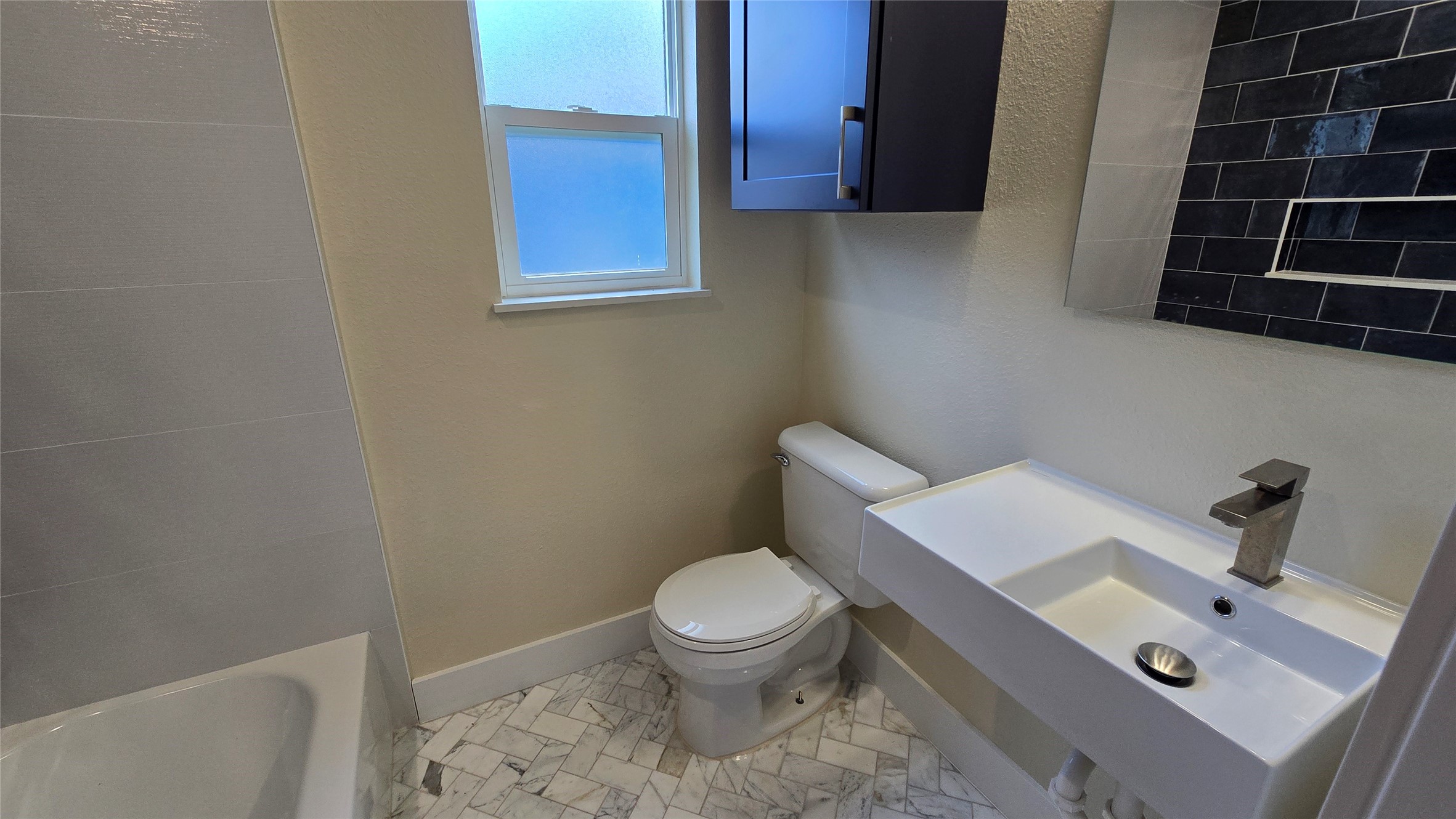 3741 Seabrook Street Houston, TX 77021 - Photo 43 of 50 a bathroom with a toilet a sink and mirror