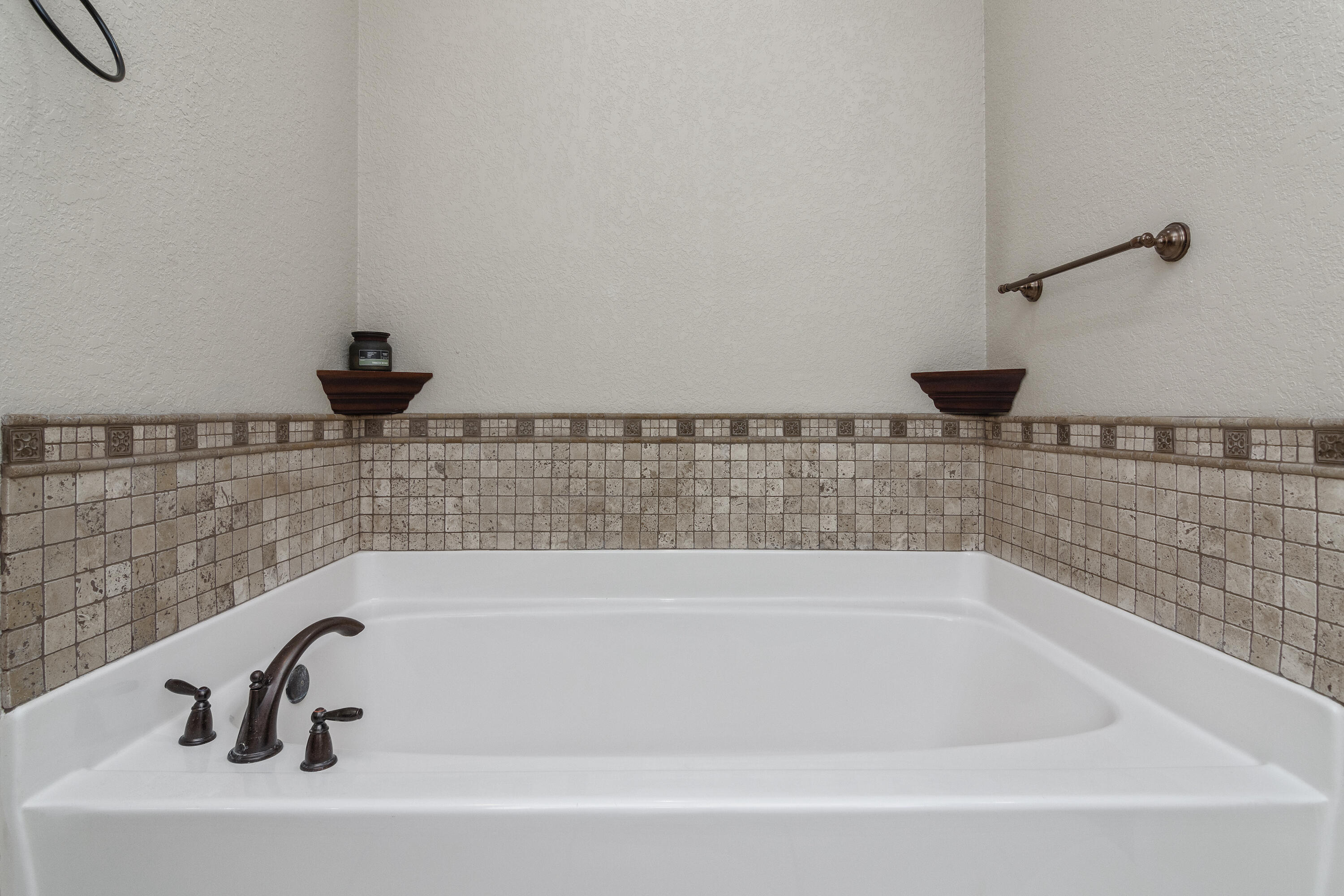 4610 Hermosa Road Crestview, FL 32539 - Photo 17 of 35 a bathroom with a bathtub