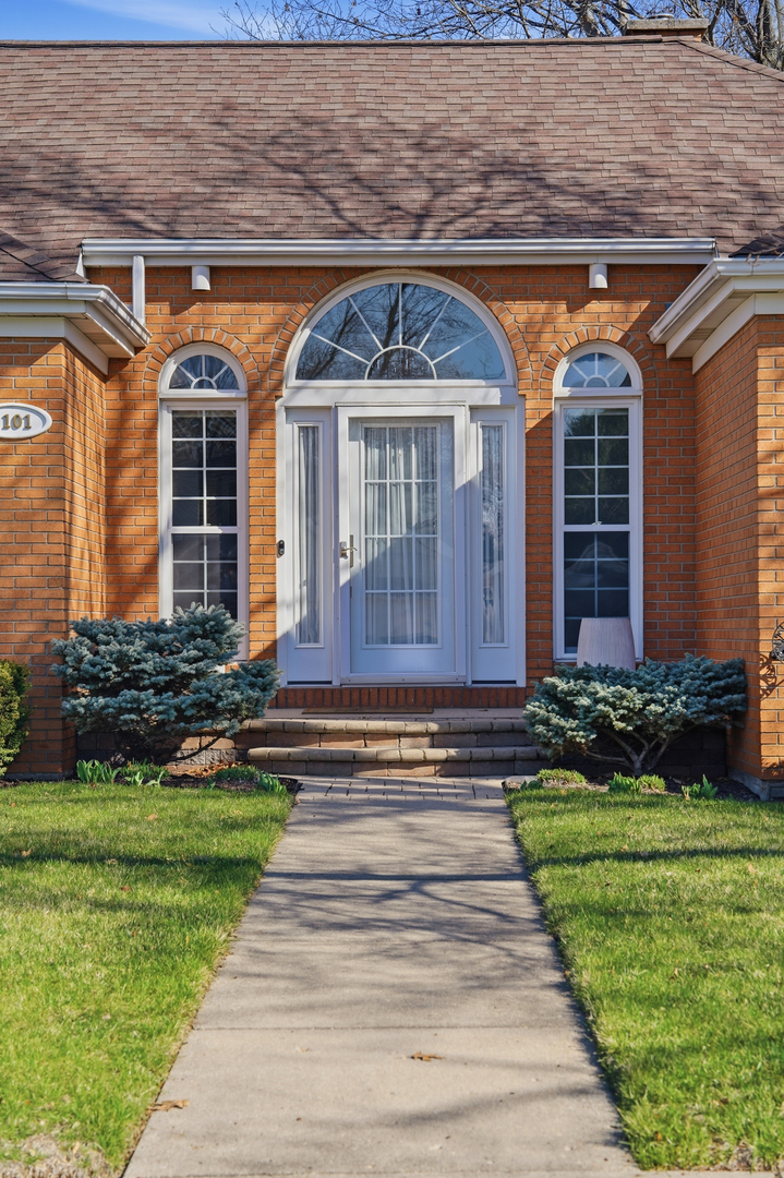 1101 Northridge Dixon, IL 61021 - Photo 2 of 45 a front view of a house with a garden