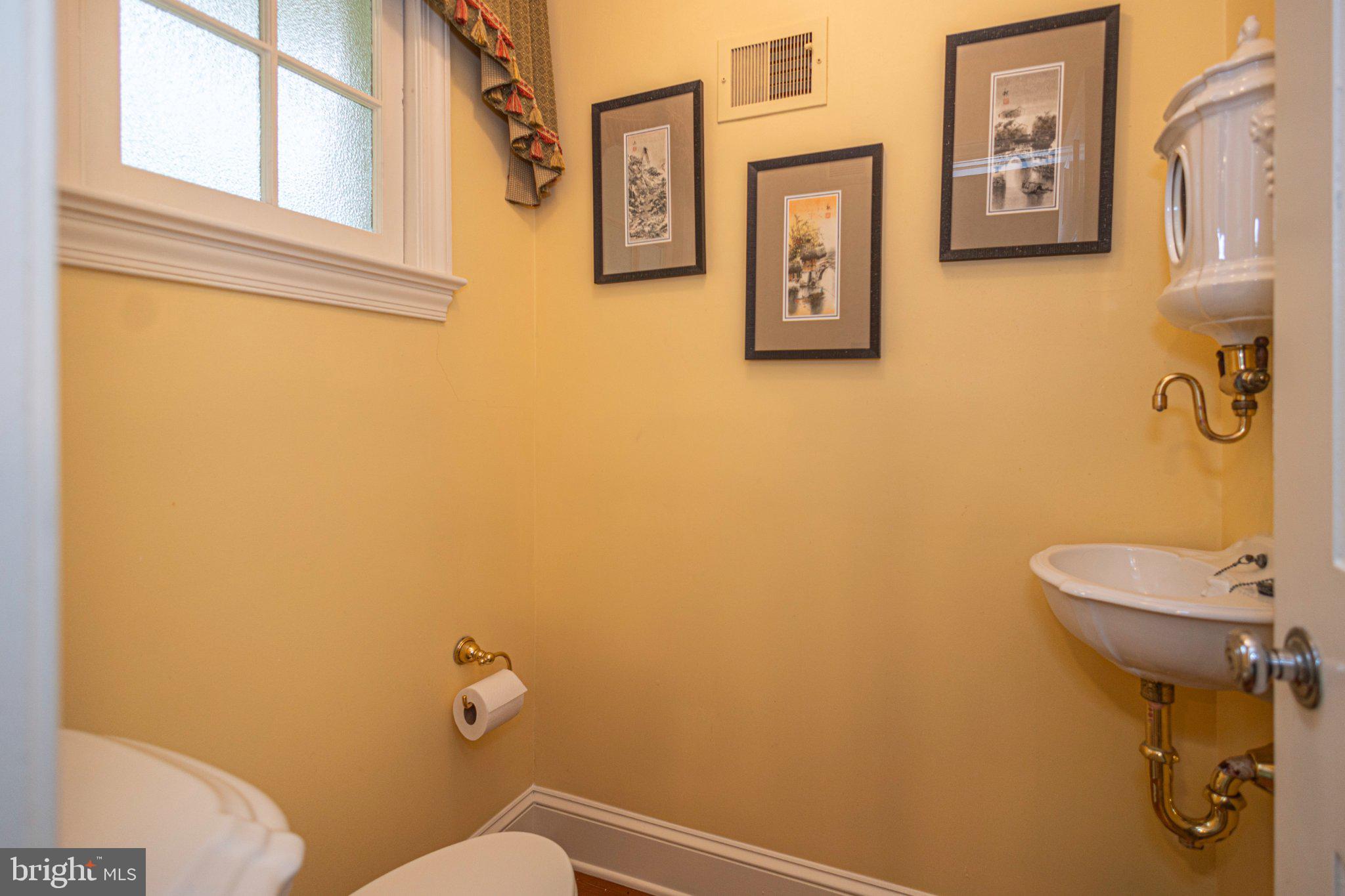 10 Effingham Road Yardley, PA 19067 - Photo 27 of 68 Well Appointed Main Floor Powder Room
