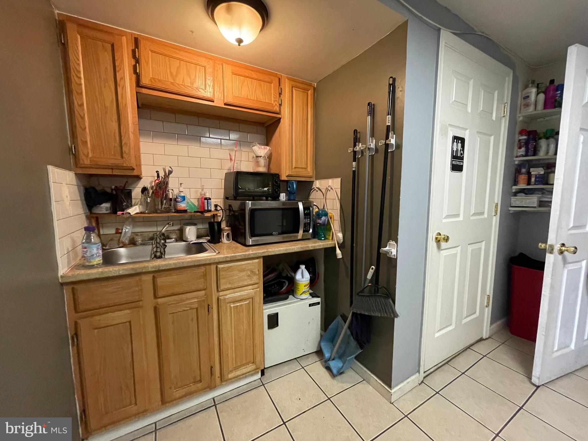 7233 Rising Sun Avenue Philadelphia, PA 19111 - Photo 5 of 27 Commercial Unit Kitchen