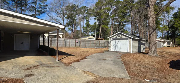 a view of backyard of the house