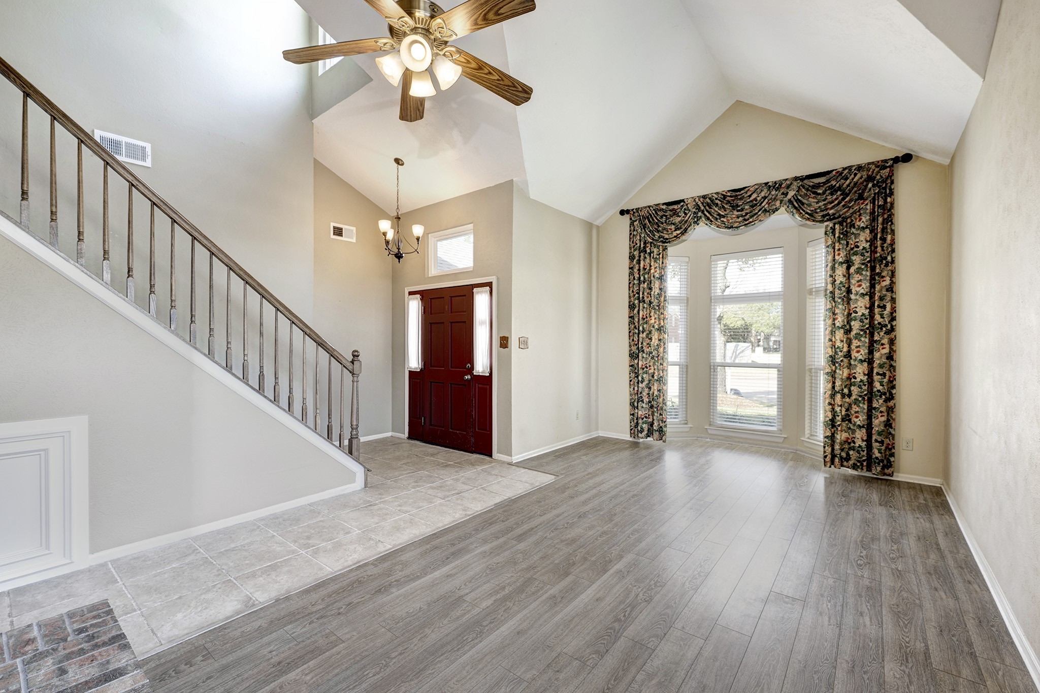 10222 Crooks Way Court Houston, TX 77065 - Photo 3 of 27 Living Room, facing the front door.