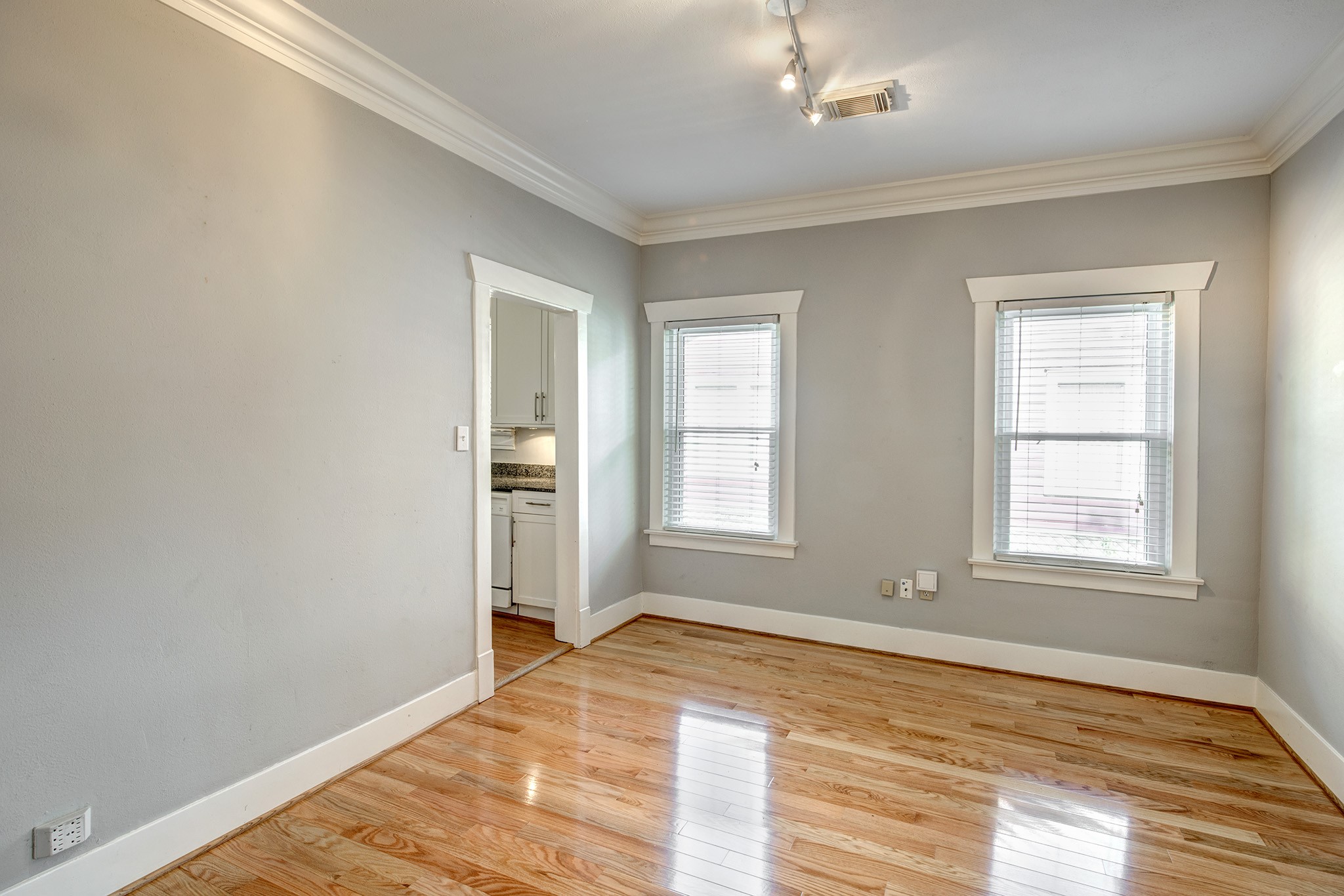 2219 Singleton Street Houston, TX 77008 - Photo 5 of 21 Hardwood floors!