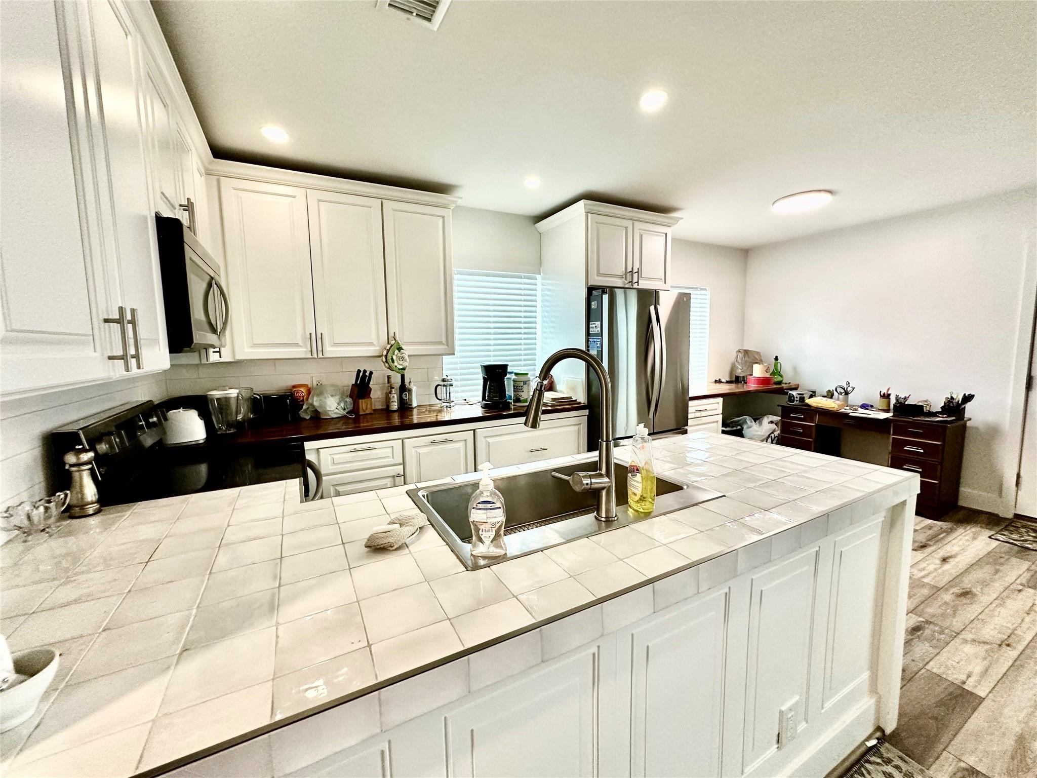 710 Flanders O, Unit 710 Delray Beach, FL 33484 - Photo 12 of 37 OPEN Kitchen with Desk area