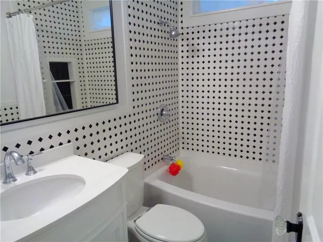 $179,750 | 6824 Laurel Avenue, Raytown, MO 64133