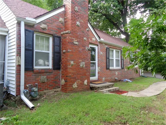 $179,750 | 6824 Laurel Avenue, Raytown, MO 64133