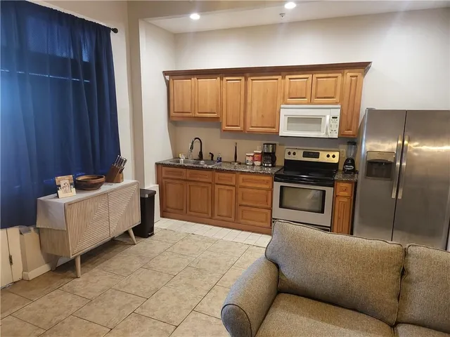 $1,800 | 500 Pelican Avenue, Unit D, New Orleans, LA 70114